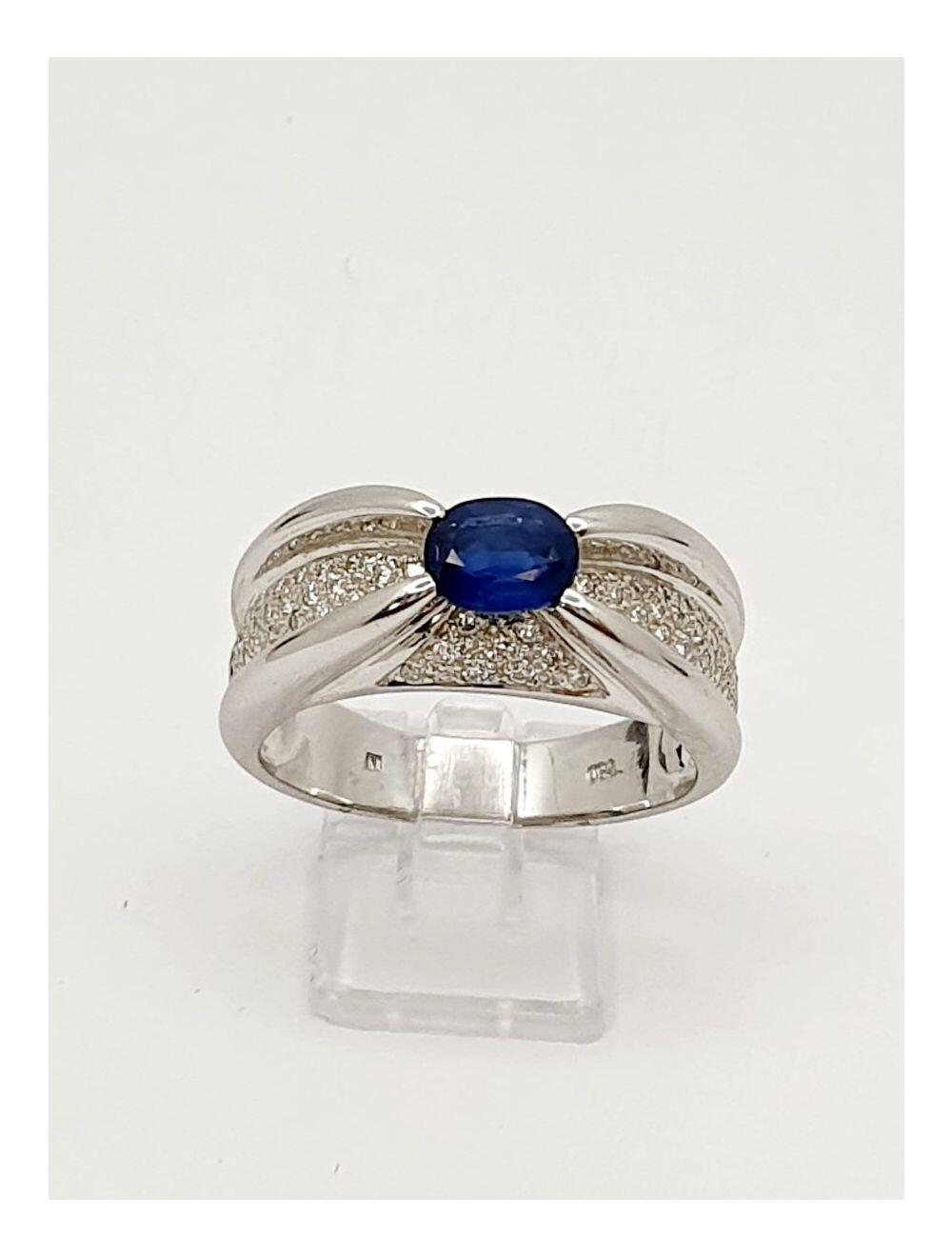 # Bague or blanc avec 0.90ct saphir bleu et 0.27ct diamants naturels