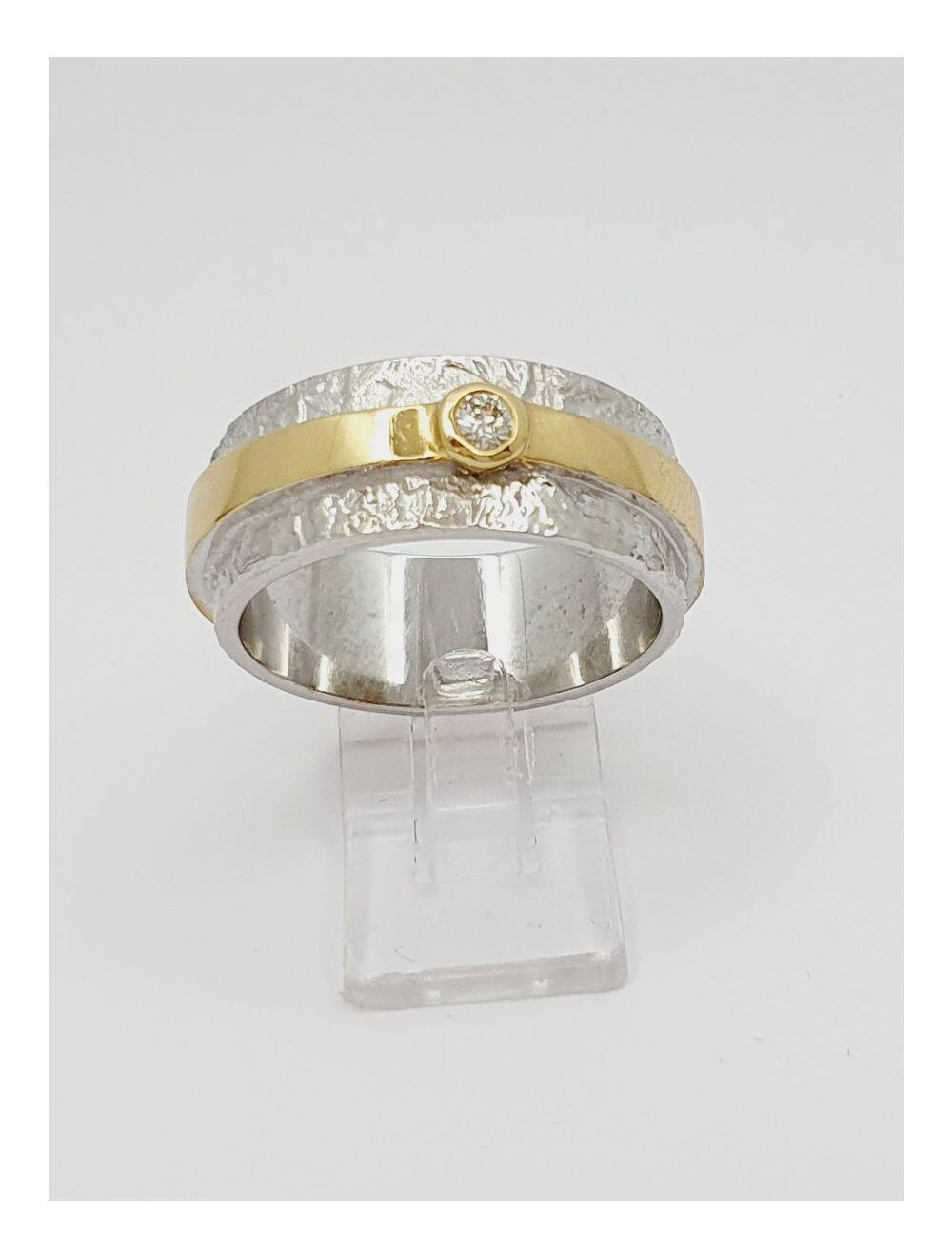 # Ring in 18K white gold and 8K yellow gold with 0.06ct natural diamonds in a closed setting