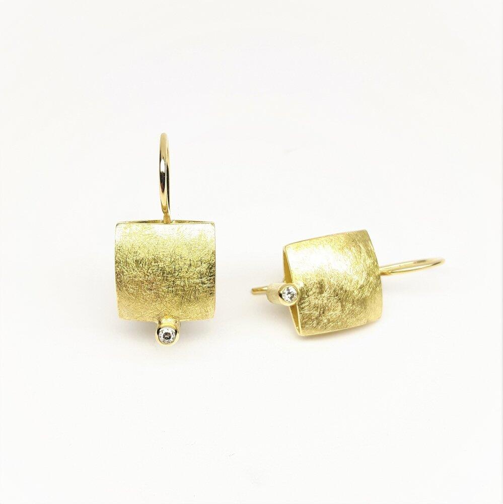 Boucles d'oreilles en or jaune 18kt et brillants.