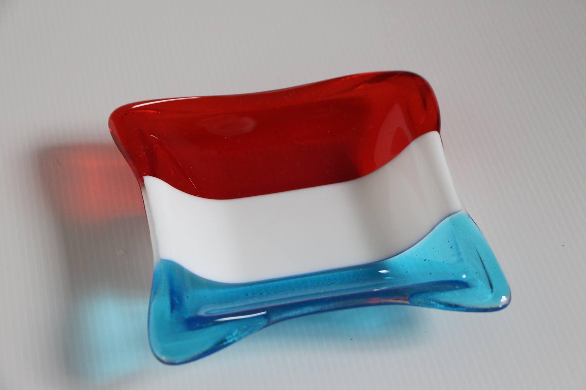 Assiette luxembourgeoise, rouge/blanc/bleu, 15 x 15 cm, faite à la main