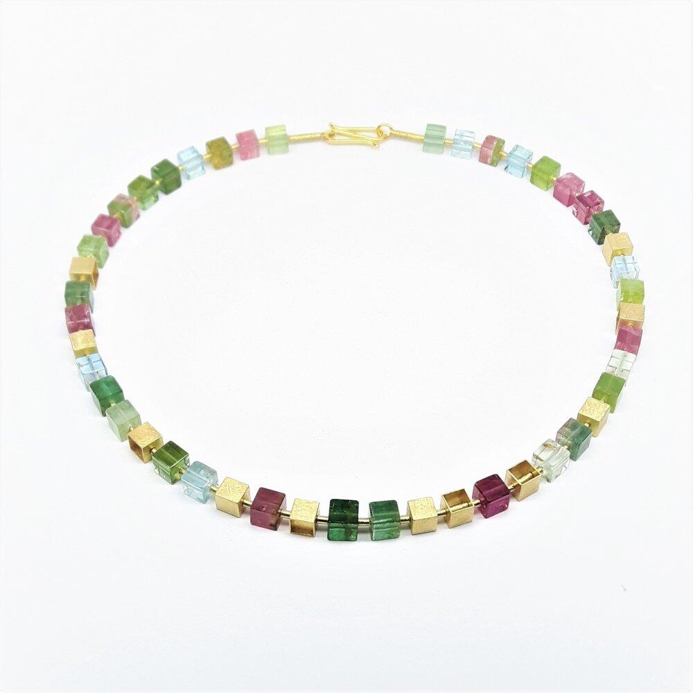 Collier en or jaune 18kt, cubes en aigue-marine et tourmaline. Pièce unique.