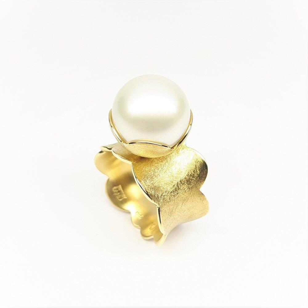 Ring "the big white", 18kt yellow gold and South Sea pearl. Unique piece.