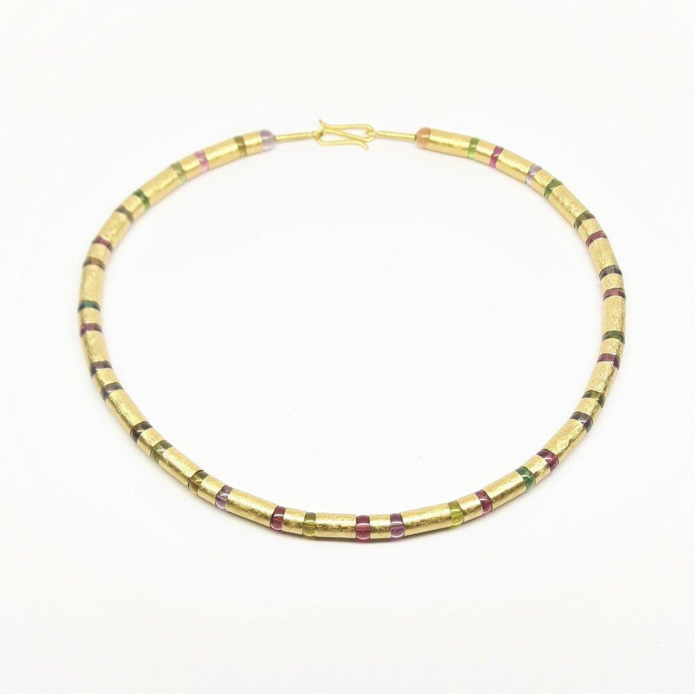 Collier en or jaune 18kt et boules en tourmaline de très belle qualité. Pièce unique.