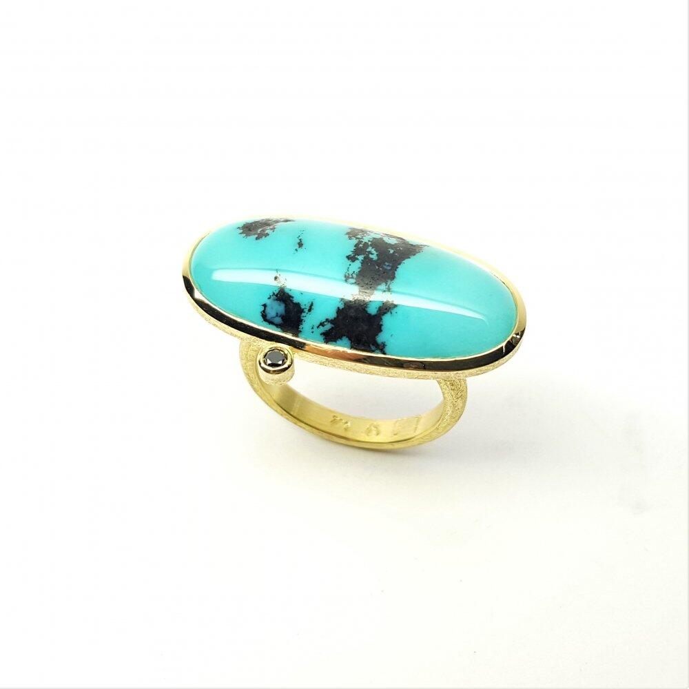 Ring in 18kt yellow gold, turquoise and a black diamond.