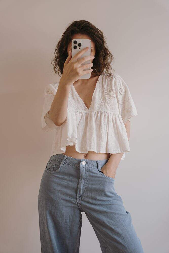 Frau mit gelber Strickjacke, die auf einem Boot sitzt