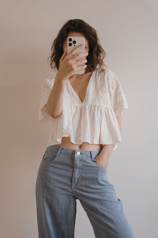 Frau mit gelber Strickjacke, die auf einem Boot sitzt