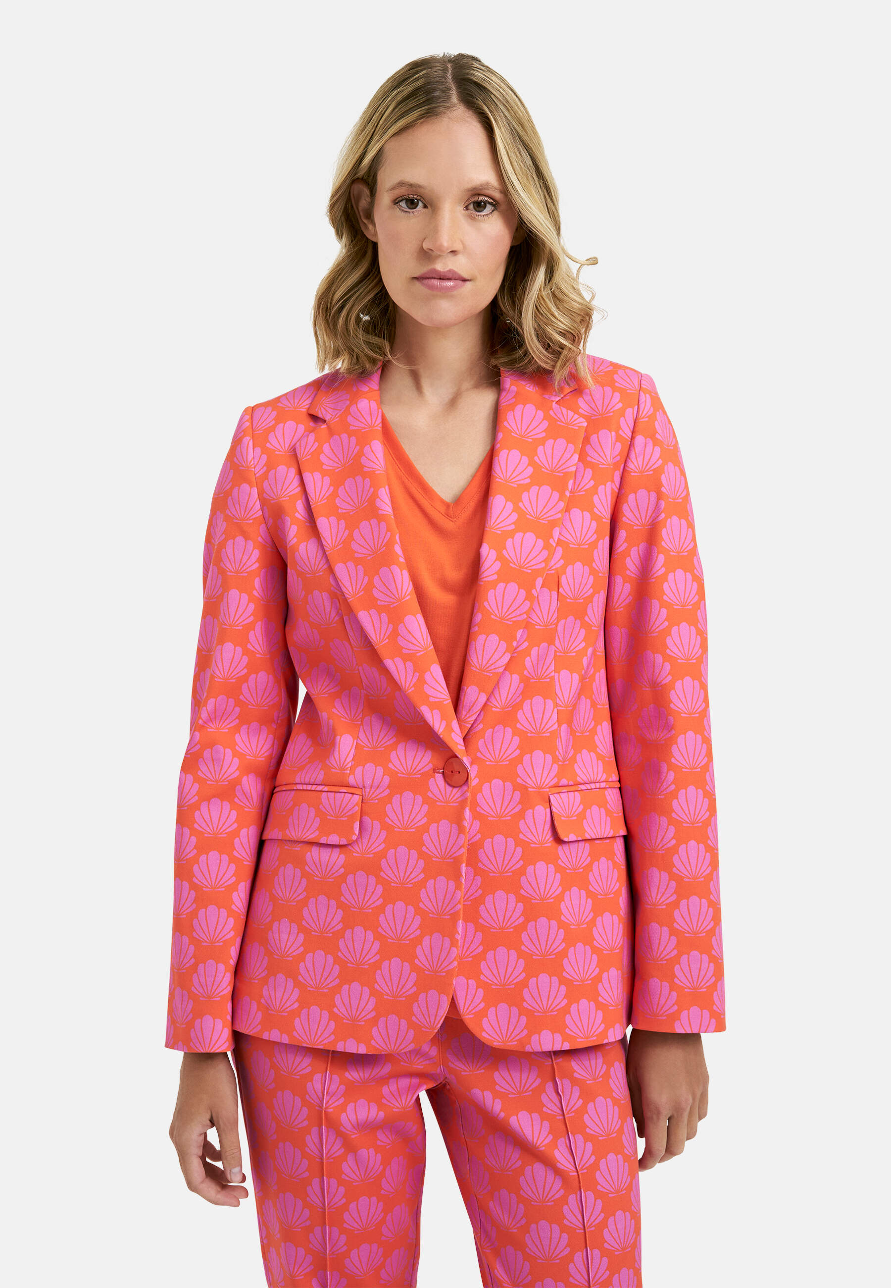 Milano Italy Blazer w collar and lapel, flap pockets and one 