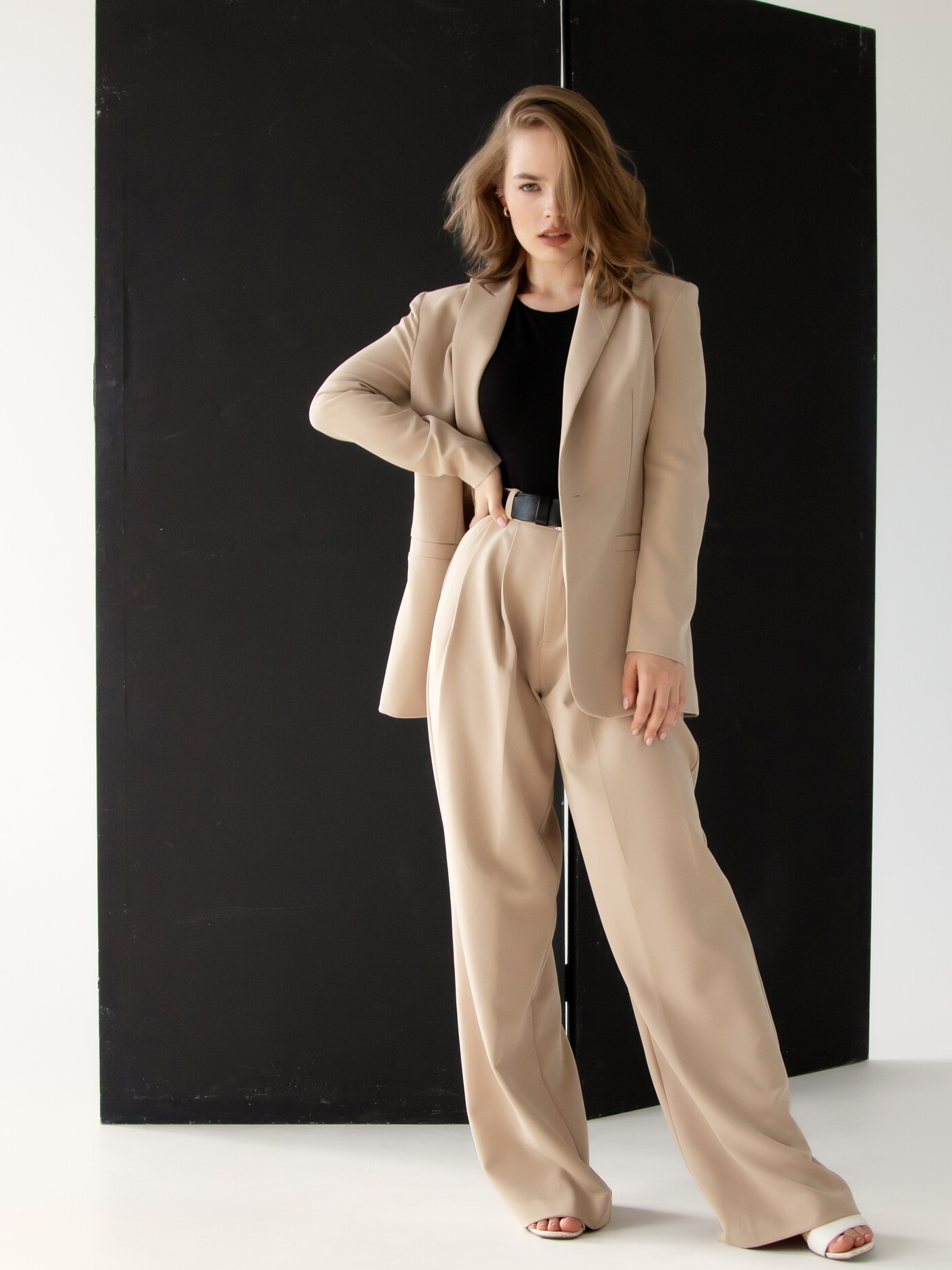 Frau mit gelber Strickjacke, die auf einem Boot sitzt