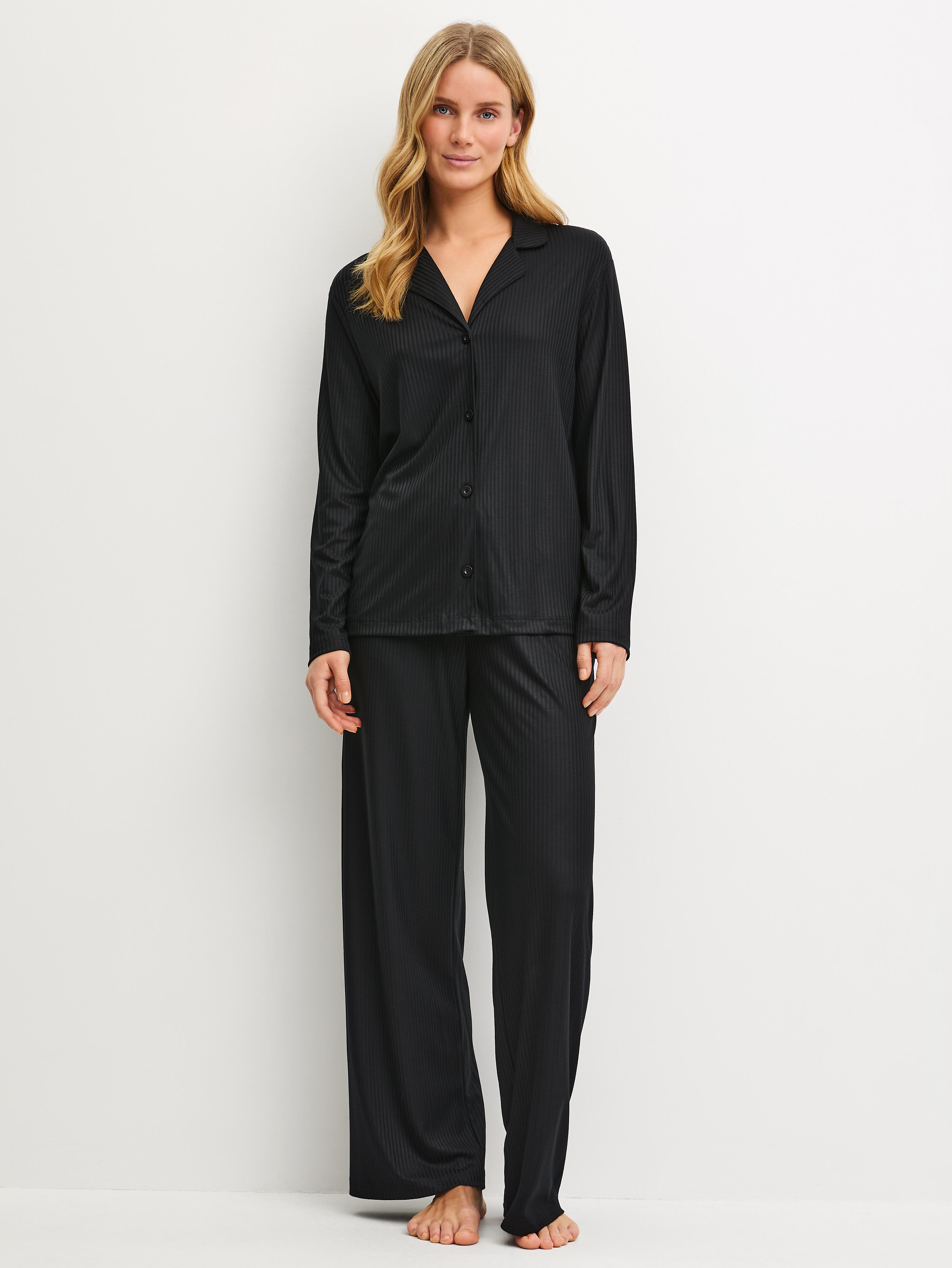 Calida Damen Schwarz Striped Dreams Pyjama Aus Tencel™ Mit Knöpfenfür M, Elegante Silhouette Mit Locker Fallendem Schnitt Und Klarer Linienführung - Bild 2