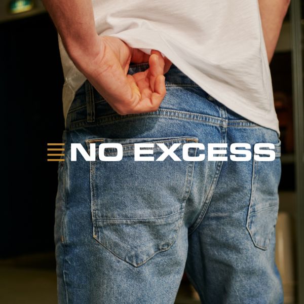 Weißes T-Shirt über einer blauen Jeans