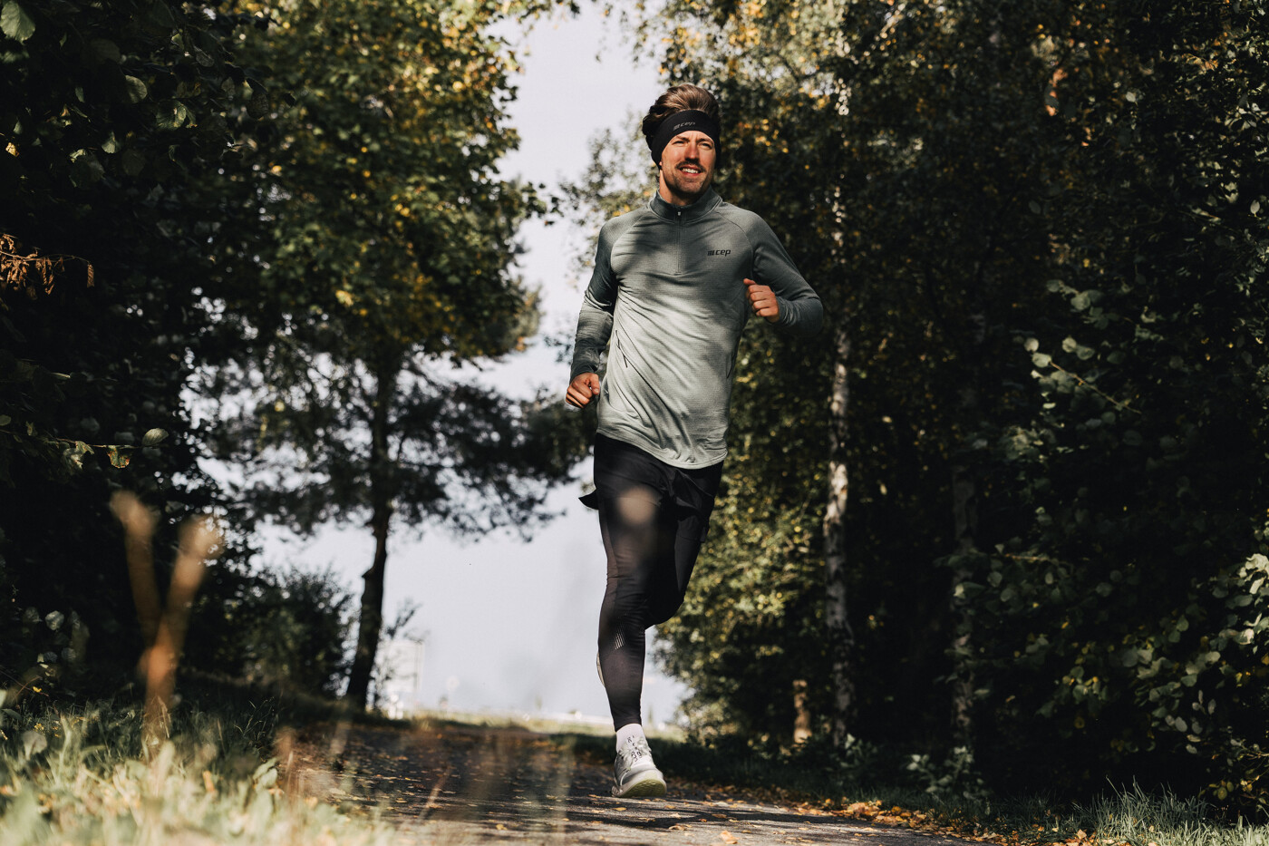 Läufer im Herbst auf Schinderhannes-Radweg