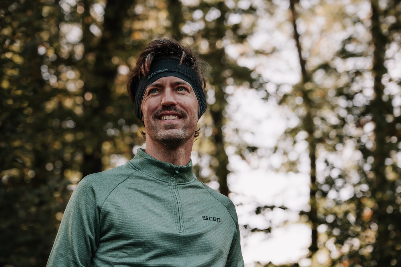 Läufer im Herbst mit Stirnband und CEP Langarmshirt