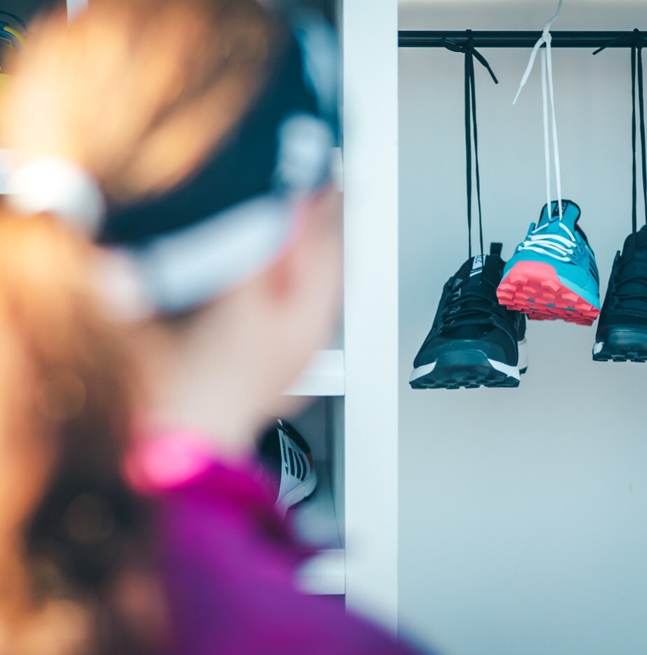 Schuhe hängen an Stange