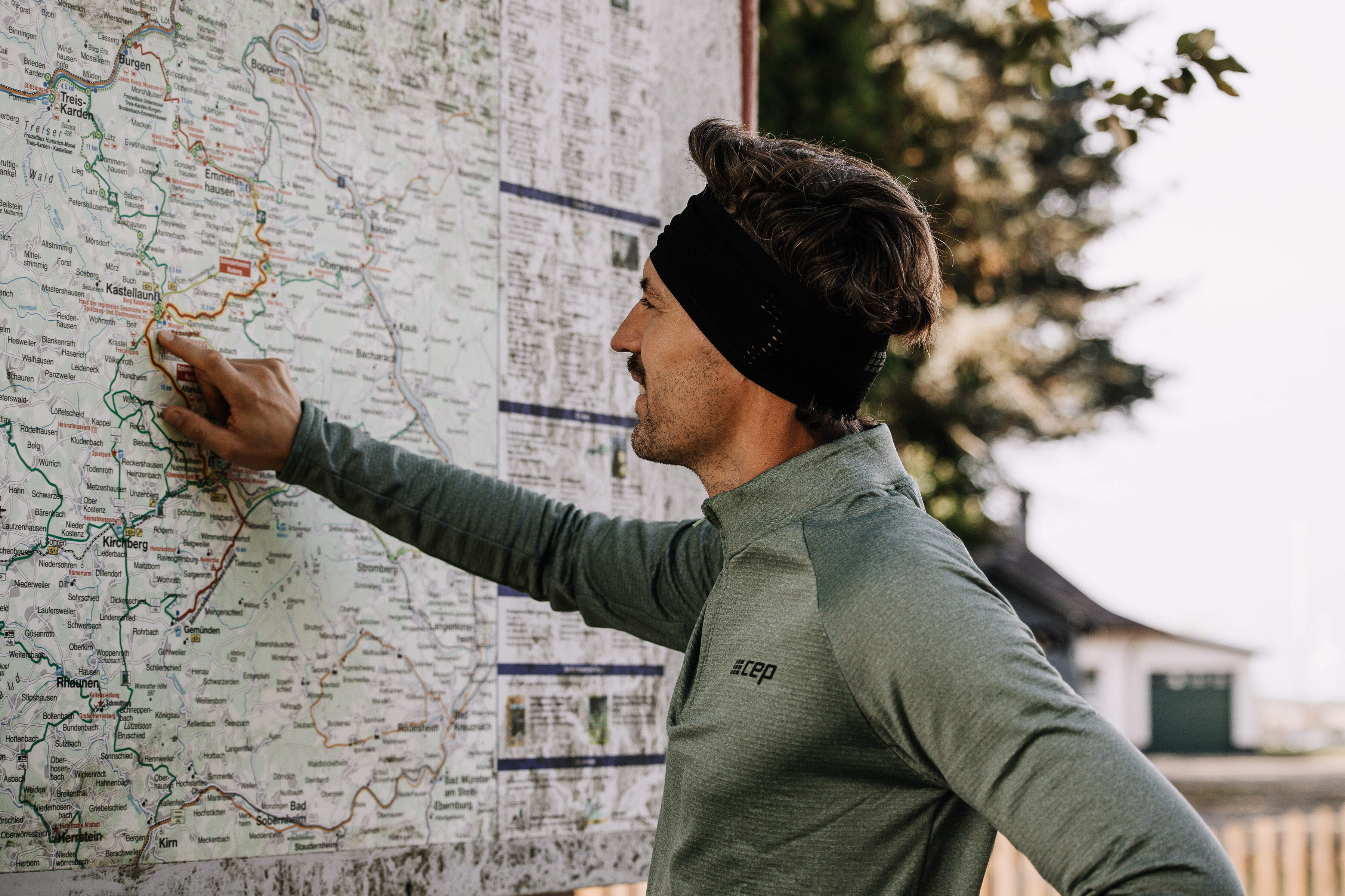 Läufer studiert die Streckenkarte des Schinderhannes-Radwegs vor seinem Lauf
