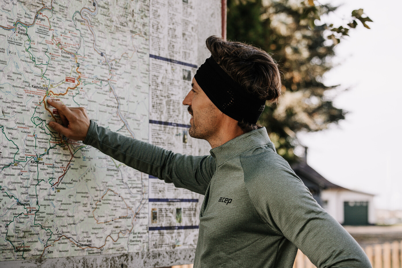 Läufer studiert die Streckenkarte des Schinderhannes-Radwegs vor seinem Lauf