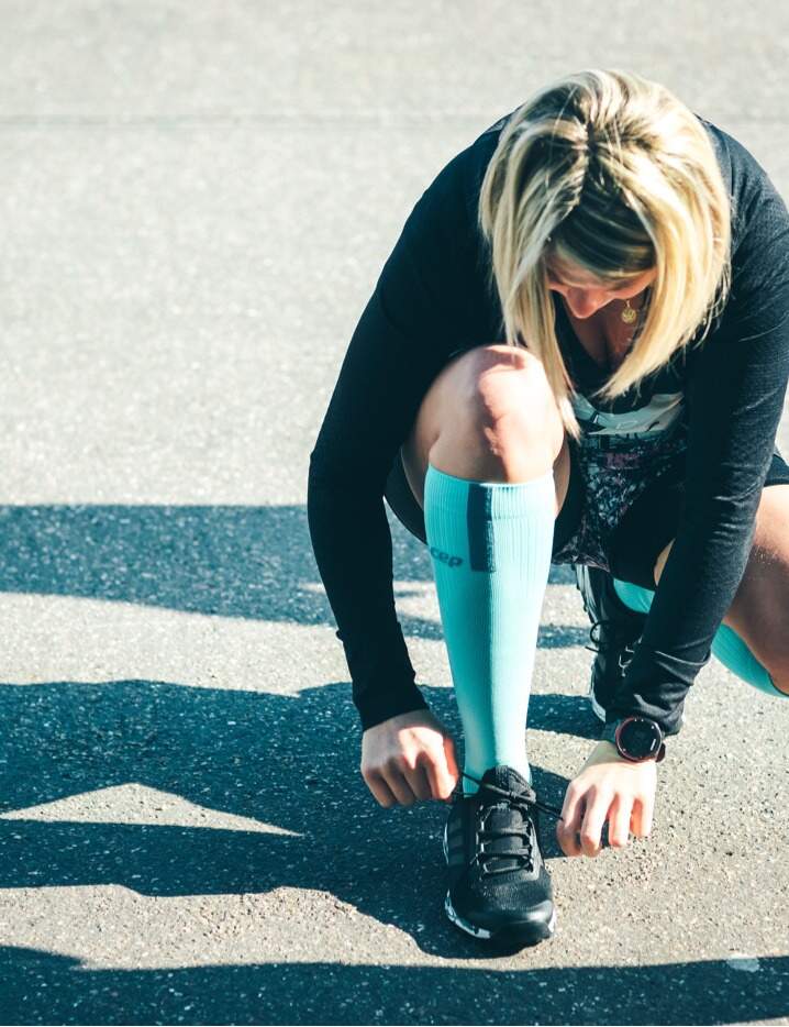 Frau bindet Sportschuhe