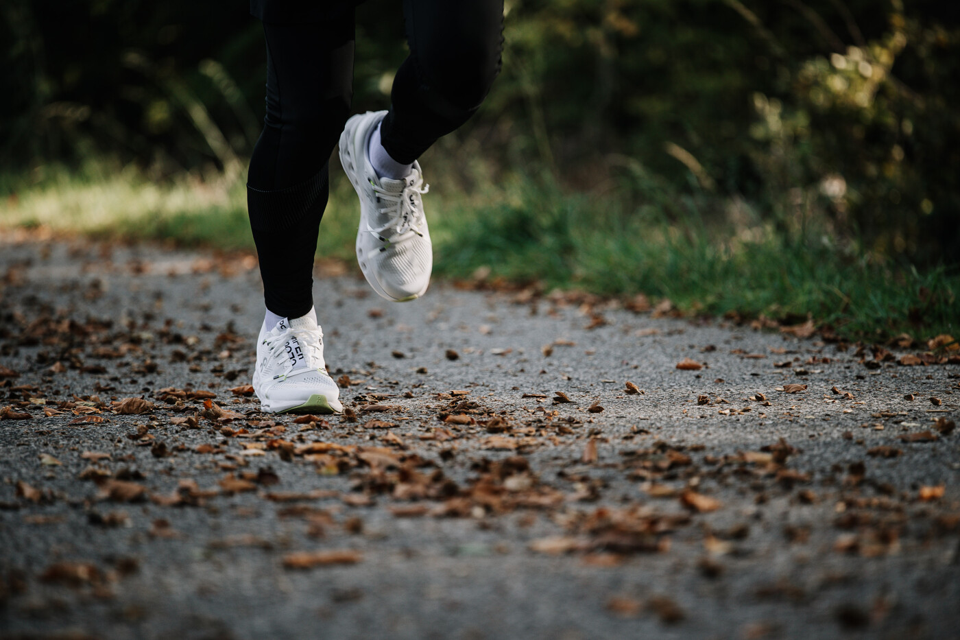 Laufschuhe der Marke ON auf Asphalt/Schinderhannes-Radweg